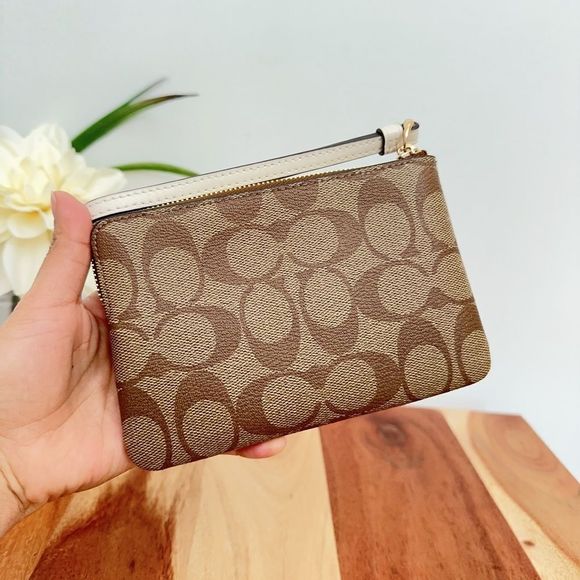 NWT Coach Corner Zip‎ Wristlet In Signature Canvas With Horse And Sleigh